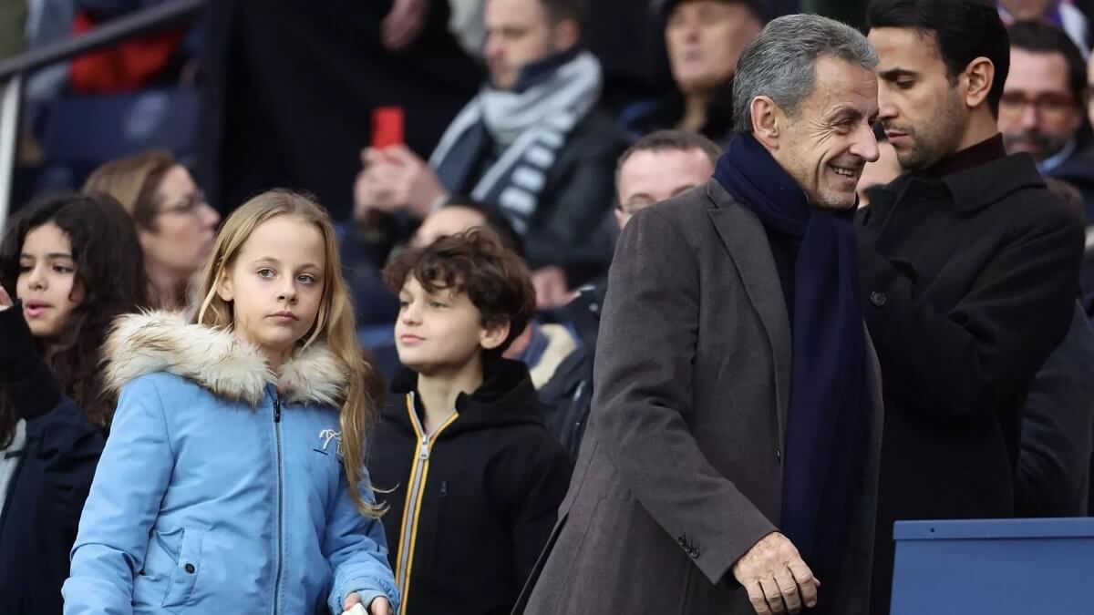 Gestuelle de bombasse, nombril à l’air : à 13 ans, Giulia Sarkozy est la cible de vives critiques sur les réseaux sociaux