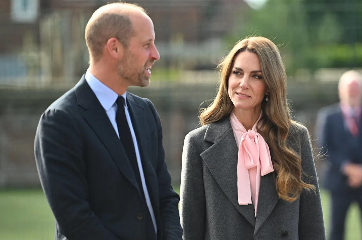 Kate Middleton et le prince William portent des bracelets assortis, le geste fort au symbole émouvant