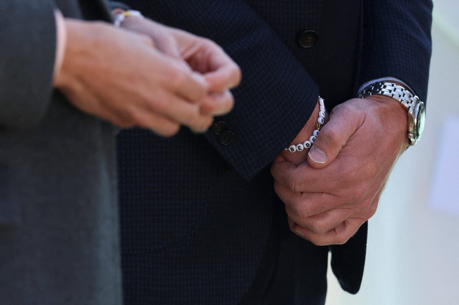 Kate Middleton et le prince William portent des bracelets assortis, le geste fort au symbole émouvant