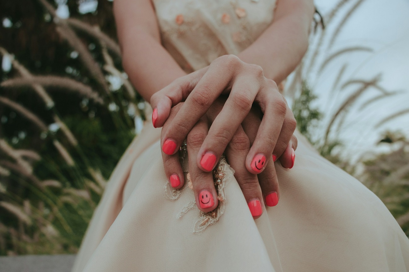 La Red nails theory : pourquoi cette couleur affole tant TikTok et divise les internautes