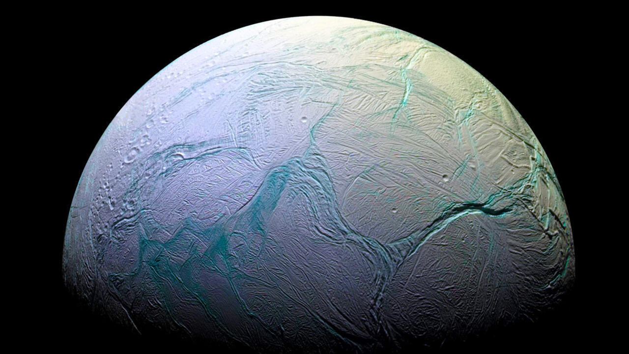 Encelade : voilà pourquoi la lune glacée de Saturne est porteuse d’espoir après une découverte intrigante