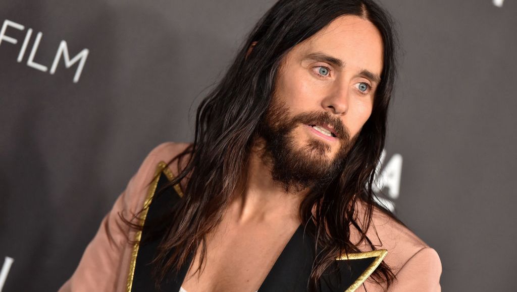 Vidéo : Jared Leto suspendu au-dessus de la foule pour promouvoir Tron Ares au sommet d'un building de Piccadilly Circus