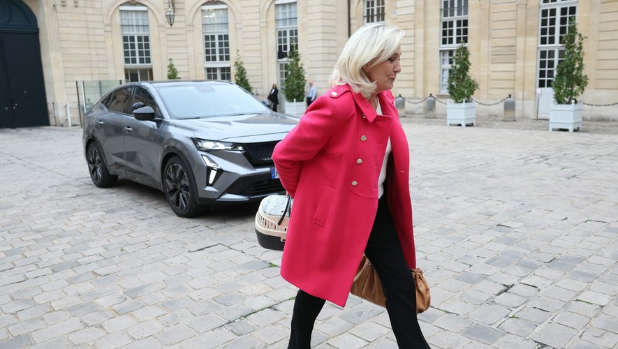 Marine Le Pen arrive à Matignon avec un chaton en cage pour sa rencontre avec Sébastien Lecornu