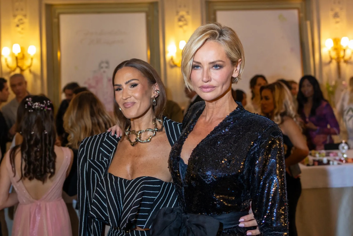 Adriana Karembeu rayonne sans Marc Lavoine lors d’une soirée parisienne très chic entourée de stars et d’un invité inattendu