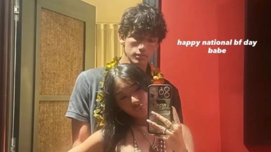 Jade Hallyday officialise sa relation avec Aaron Thomas pour la journée des petits amis et leur photo de couple fait le buzz