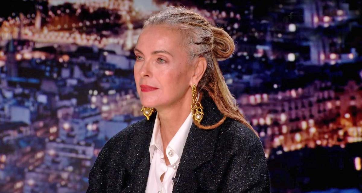 Du mal à comprendre ses phrases : Carole Bouquet victime d’un malaise en plein spectacle à Paris