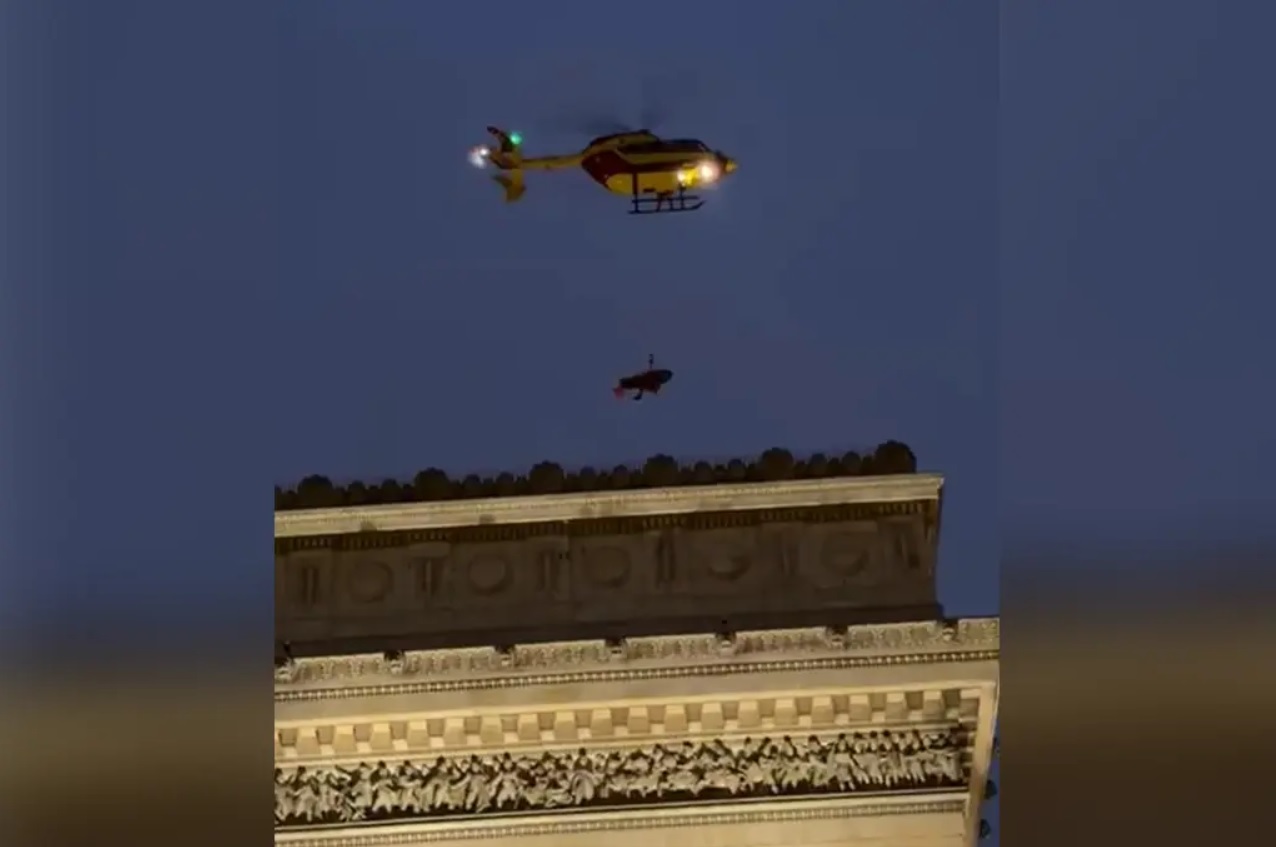Vidéo : les images impressionnantes d’un homme évacué par hélicoptère au-dessus de l’Arc de Triomphe