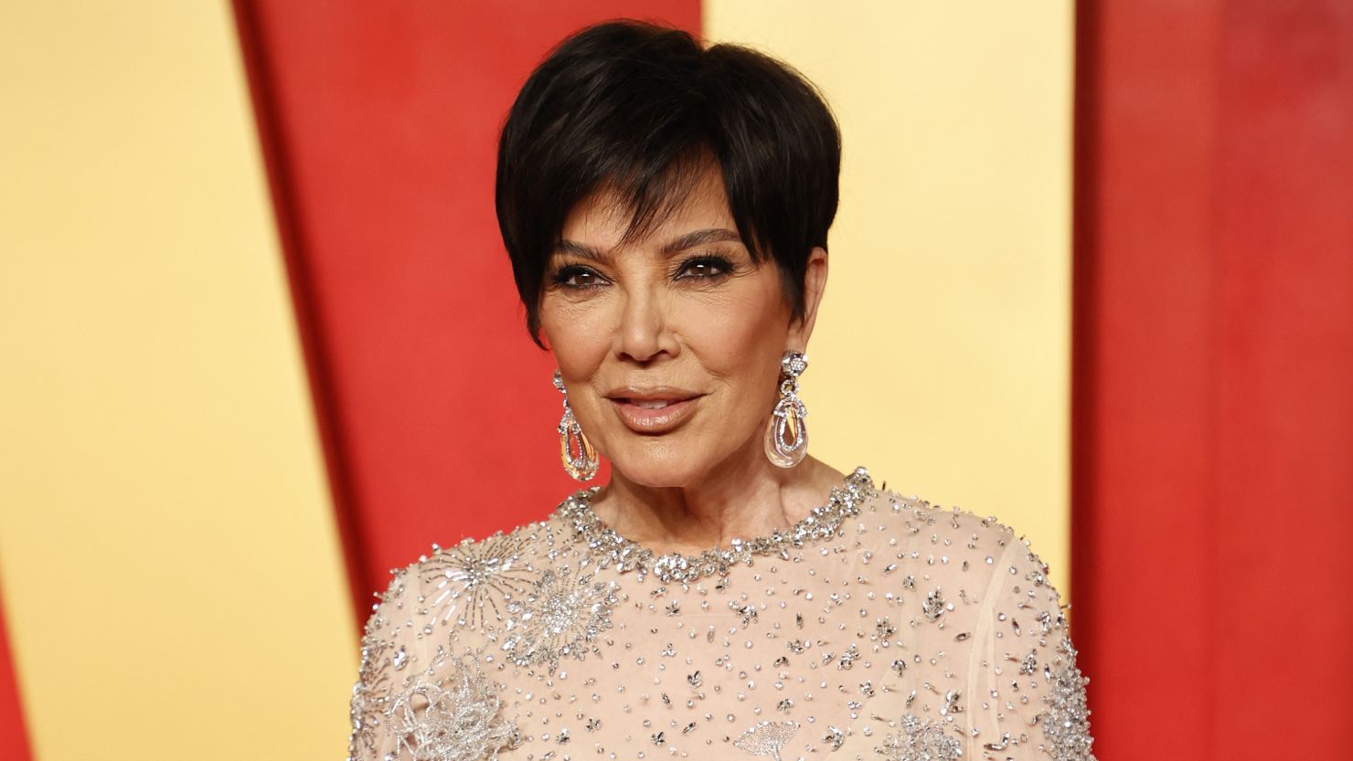 À 69 ans, Kris Jenner ose le blond peroxydé et rajeunit de dix ans