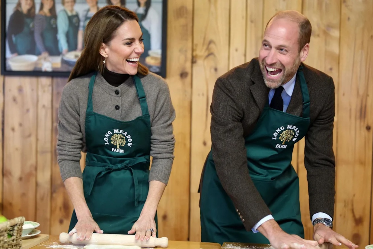 Le Prince William taquine Kate en pleine visite officielle au point de la faire éclater de rire, et on sait ce qu'il lui a dit