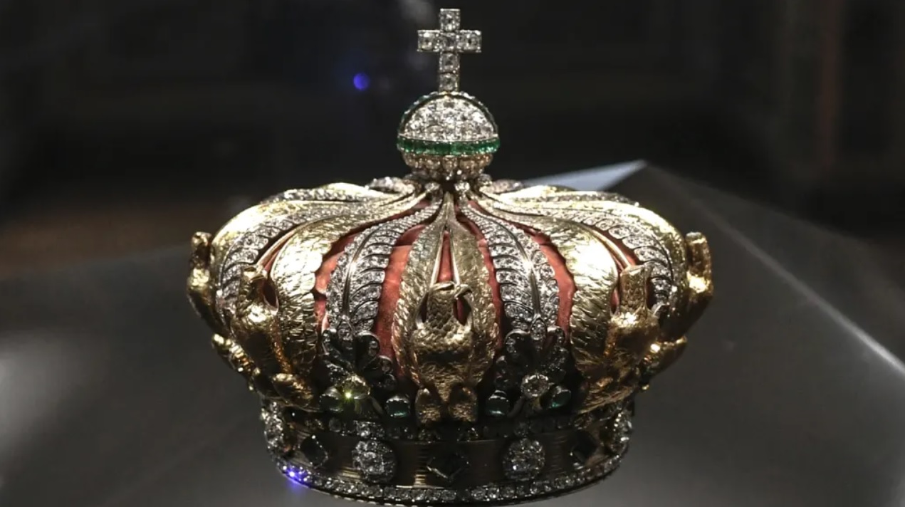 1 354 diamants et 56 émeraudes : tout ce qu'on sait sur la couronne de l’impératrice Eugénie, retrouvée endommagée après le vol au musée du Louvre