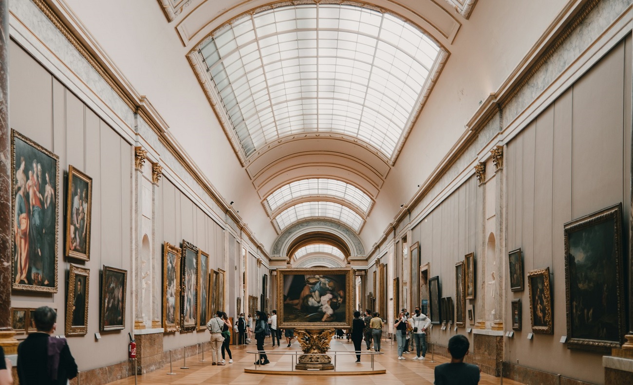 Dans 50 ans, on en parlera encore ! : les passants médusés par le vol spectaculaire du Louvre