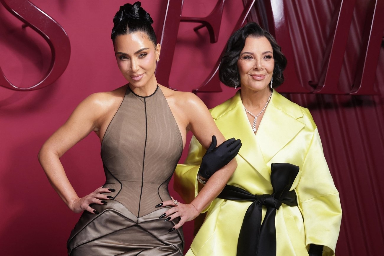 Kim Kardashian éblouit en robe couture, mais Kris Jenner lui vole la vedette avec son lifting à 100 000 dollars