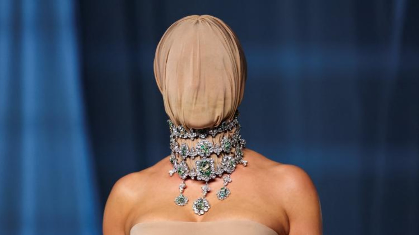 Kim Kardashian méconnaissable au gala de l’Academy Museum : son look intégralement masqué fait le buzz