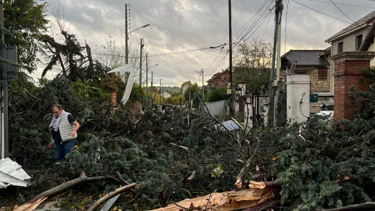 Grues effondrées, routes coupées et un mort : le Val-d’Oise frappé par une tornade meurtrière