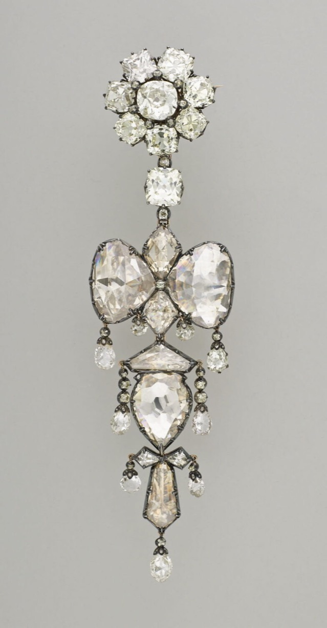 Vol au Louvre : voici la liste et les phootos des 8 bijoux royaux encore introuvables