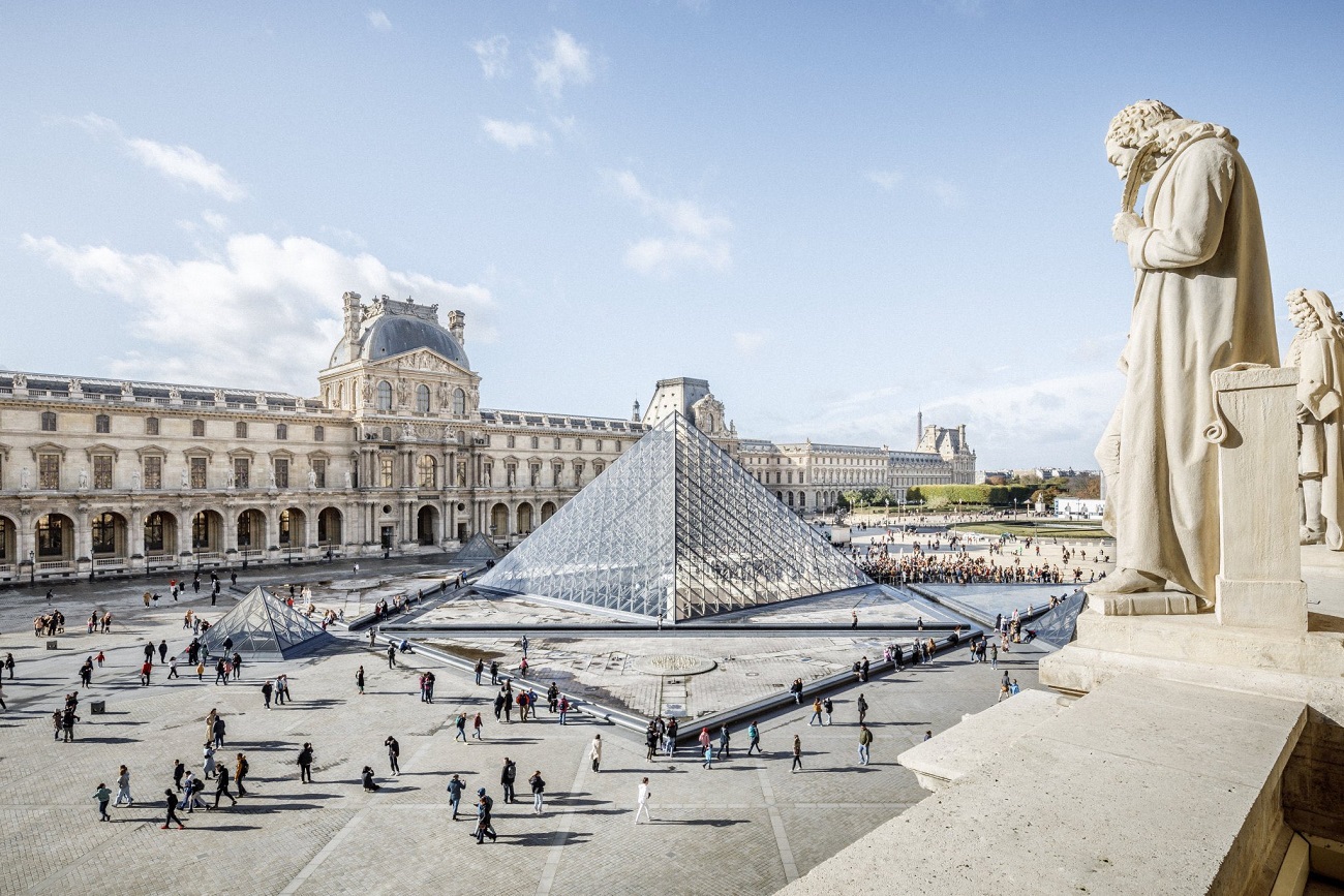 Vol spectaculaire au Louvre : des bijoux impériaux dérobés en sept minutes, les suspects toujours en fuite