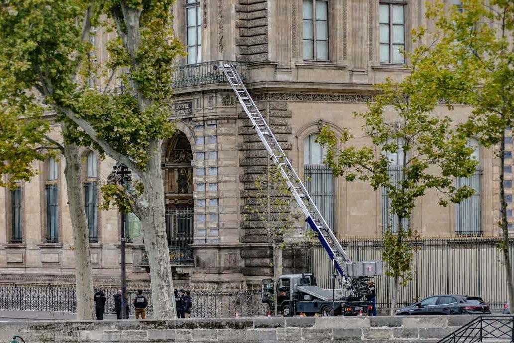 Cambriolage au Louvre : le vendeur du monte-charge fait le buzz avec une pub provocante