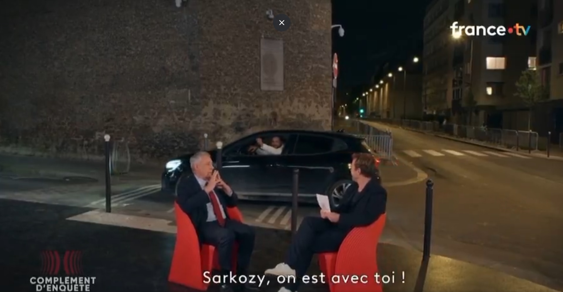 Complément d’enquête sur Nicolas Sarkozy devant la prison de la Santé : un automobiliste interrompt le direct de façon surréaliste avec un cri hallucinant