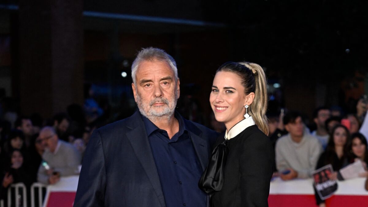 Luc Besson et Sarah Saldmann officialisent leur relation amoureuse à Rome : le couple s'affiche main dans la main sur le tapis rouge