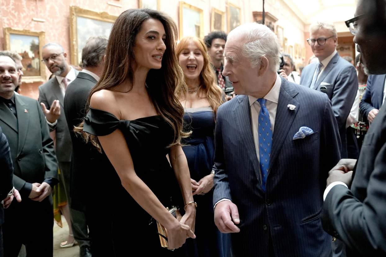Amal Clooney critiquée après sa rencontre avec Charles III et son geste jugé très irrespectueux : la vidéo qui enflamme les réseaux