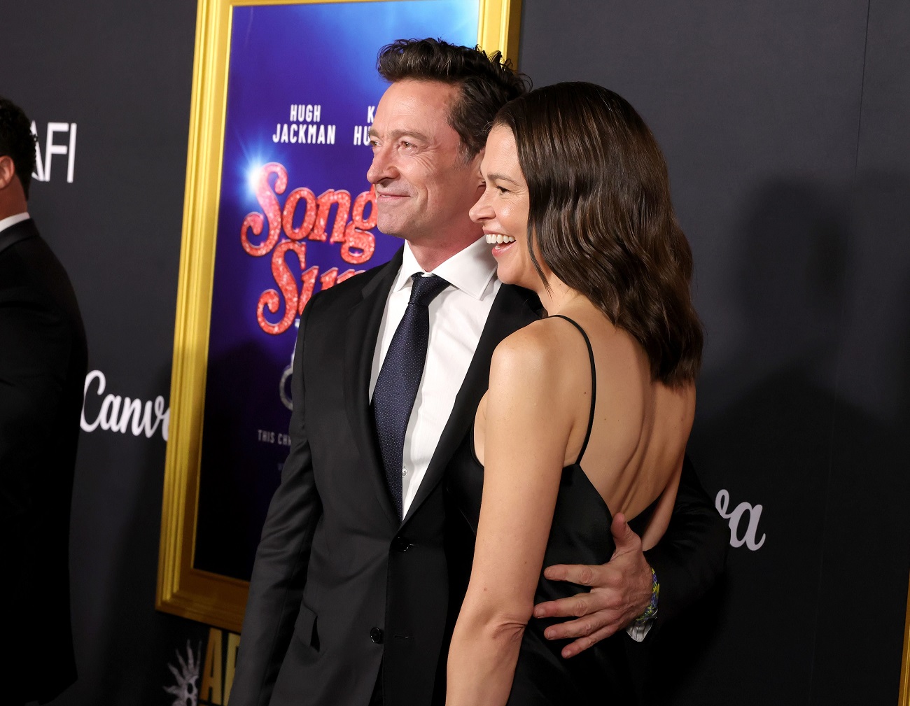 Hugh Jackman officialise son couple avec Sutton Foster sur le tapis rouge à Los Angeles