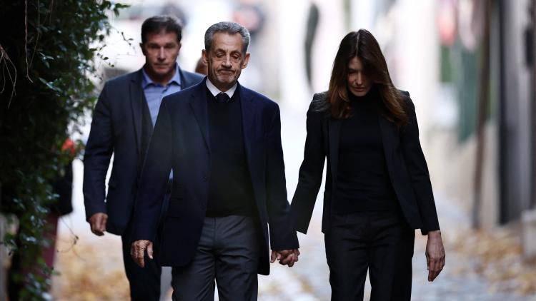 Incarcéré à la prison de la Santé, Nicolas Sarkozy peut compter sur ses soutiens fidèles qui se mobilisent