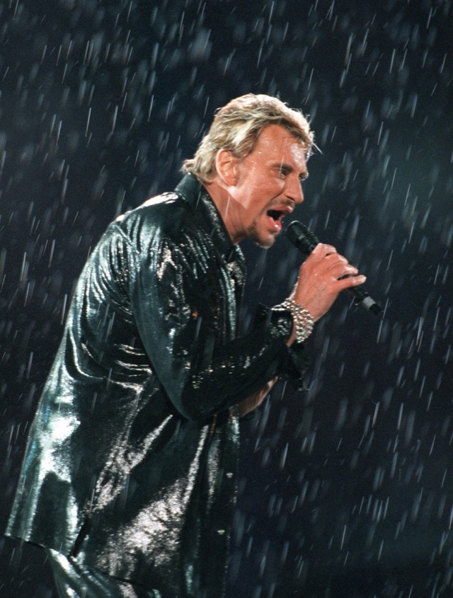 Laeticia Hallyday se sépare de la légendaire veste de Johnny pour une noble cause