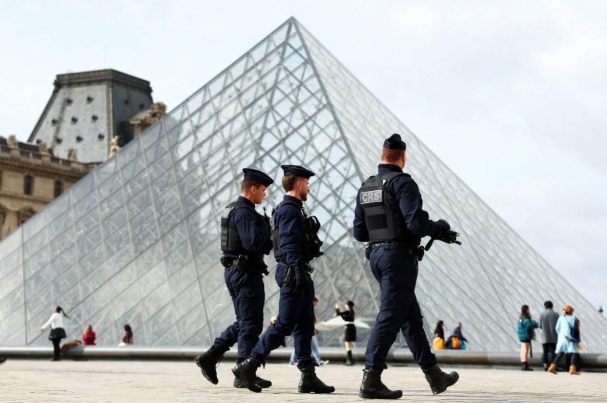 Vol des bijoux du Louvre : les deux suspects placés en détention provisoire, les bijoux toujours introuvables
