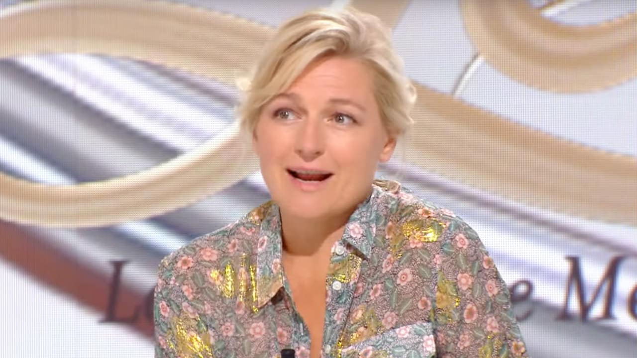 Oh le coup de vieux ! : Anne-Élisabeth Lemoine dérape sur Emmanuel Macron en direct dans C à vous