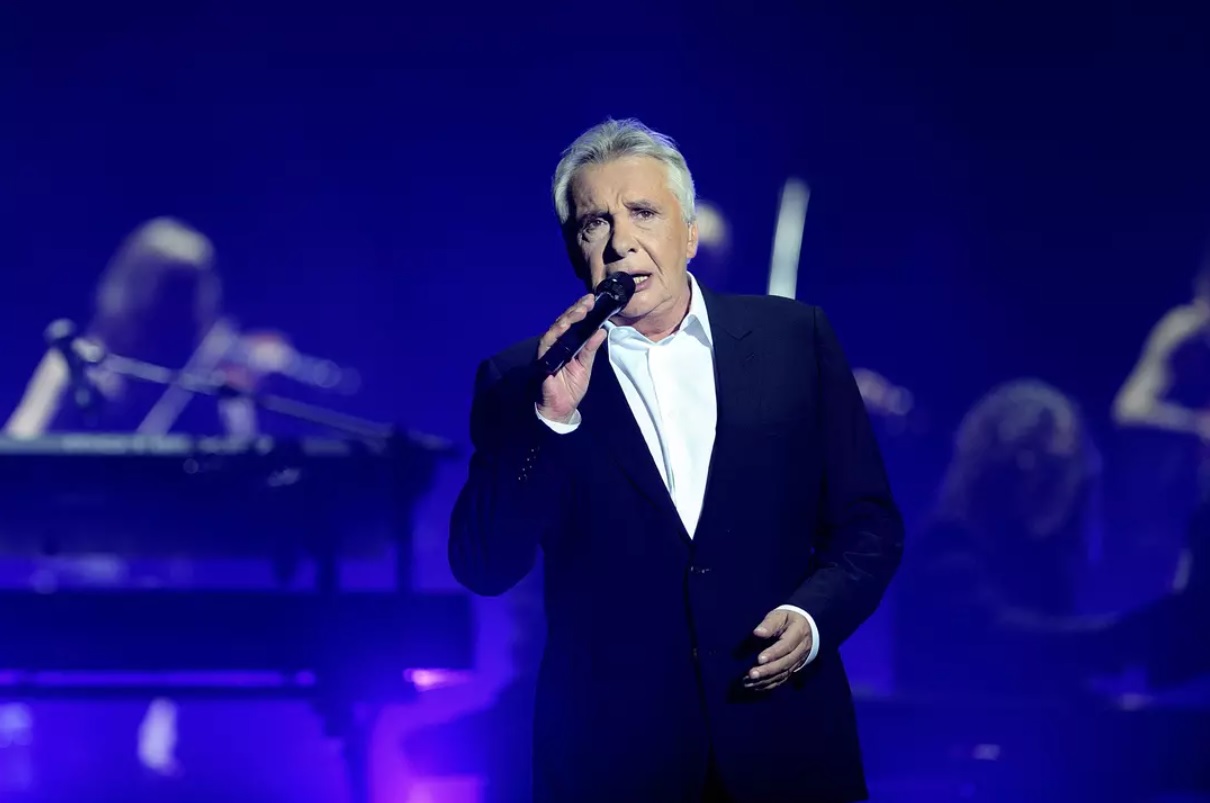 Ce sont des connes : Michel Sardou explose dans Sept à huit, ses propos chocs sur les féministes et Sandrine Rousseau