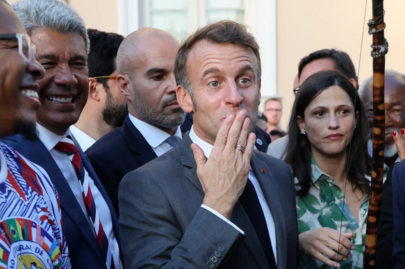 Brigitte va être jalouse ! : deux Brésiliennes enlacent Emmanuel Macron, la vidéo TikTok devient virale