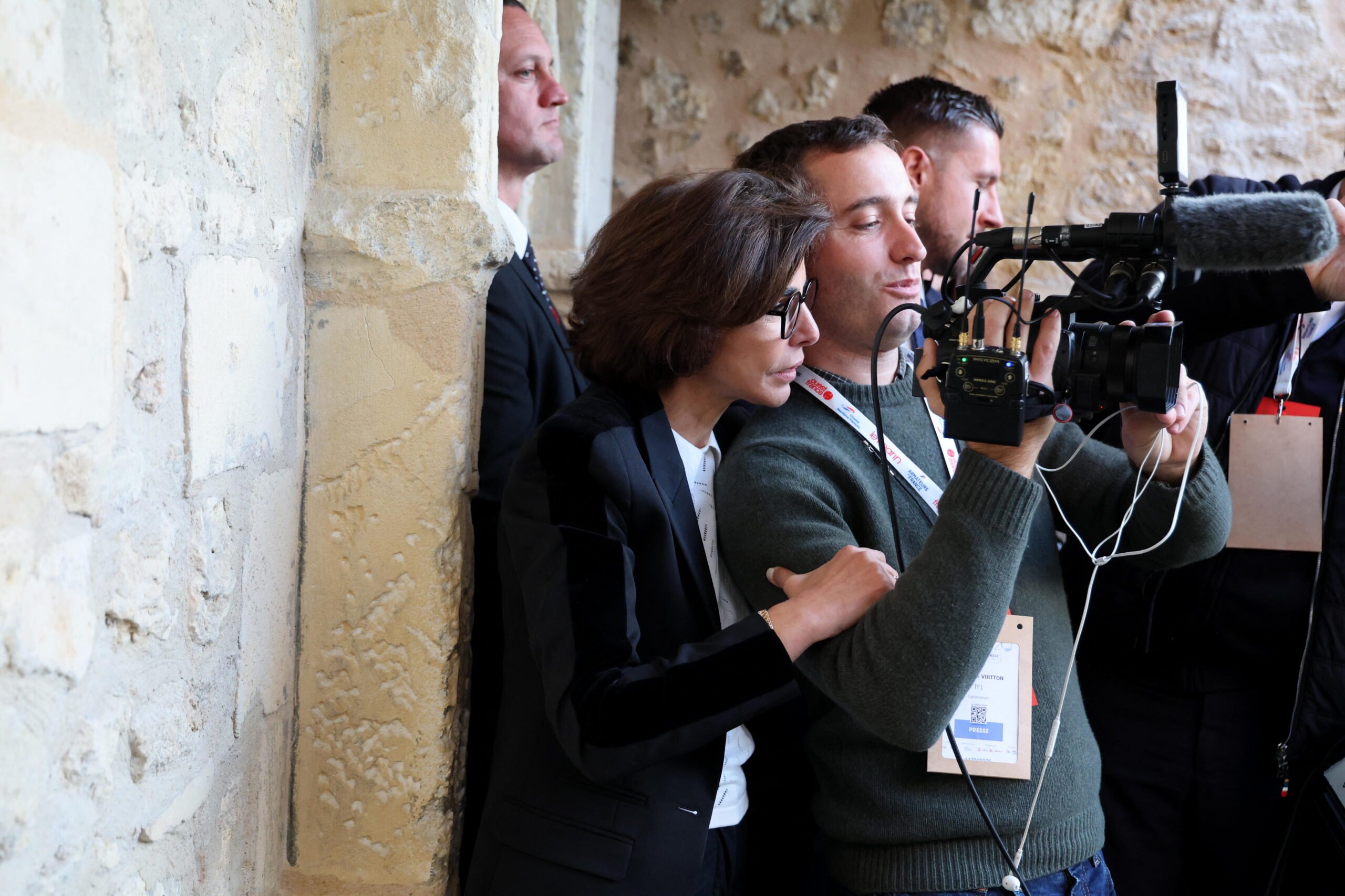 Rachida Dati collée-serrée à un caméraman pendant une visite officielle : ces photos inattendues font le buzz