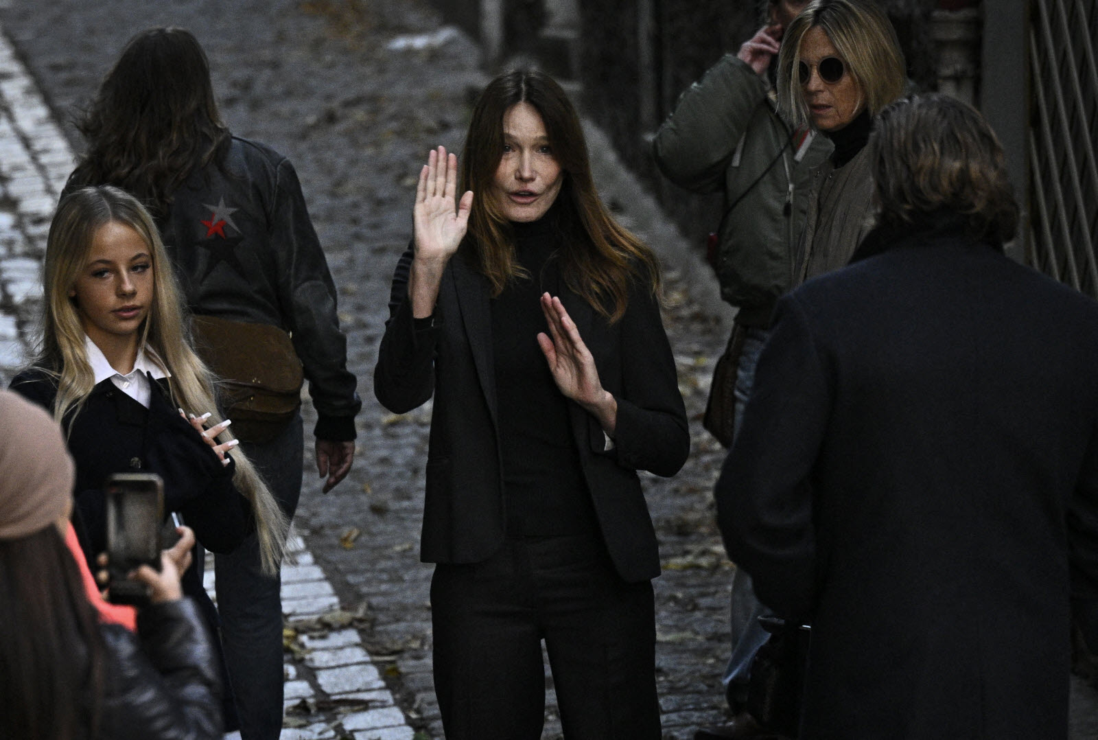 Carla Bruni explose : sa réponse cinglante à un célèbre journaliste fait le buzz