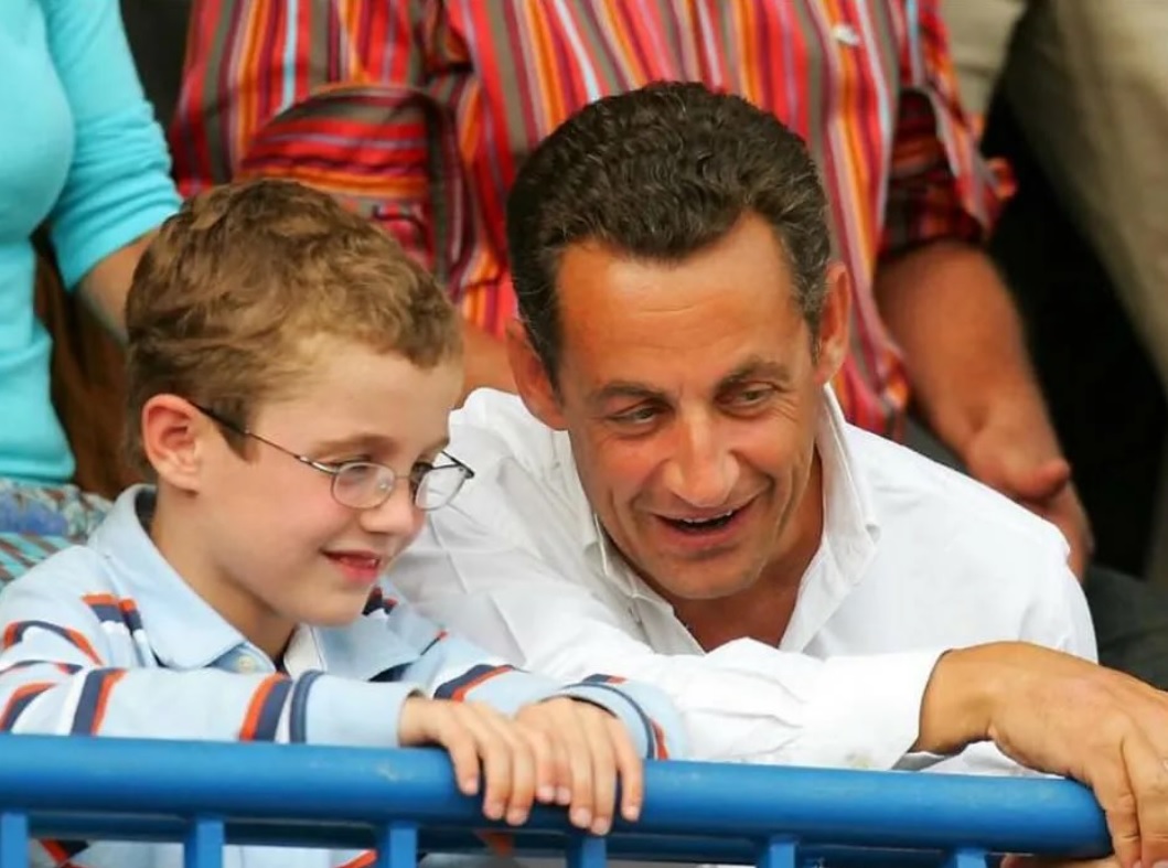 Nicolas Sarkozy libéré : la photo nostalgique de son fils Louis bouleverse les internautes