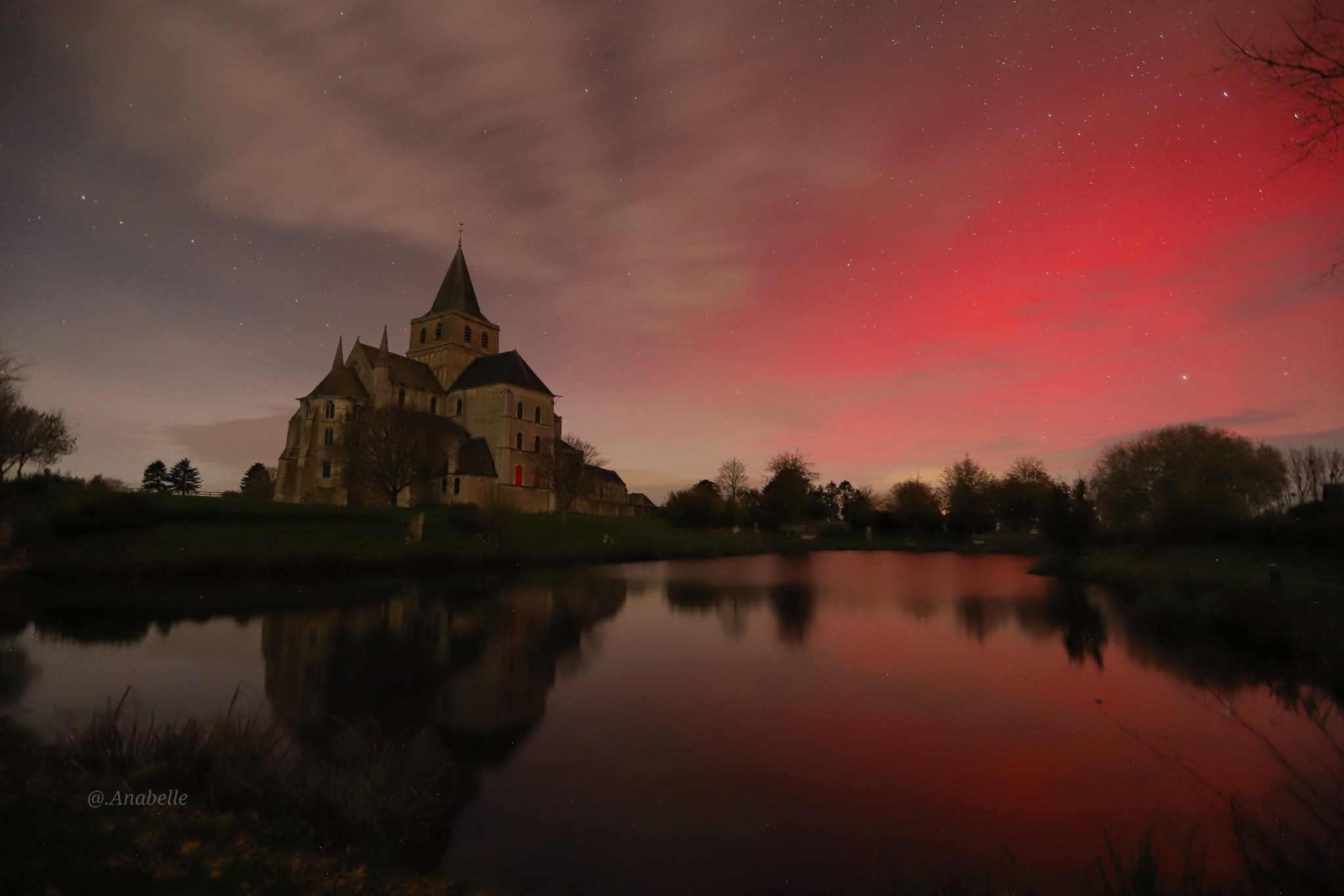 Aurores boréales en France : un spectacle magique illumine le ciel, et c’est loin d’être fini