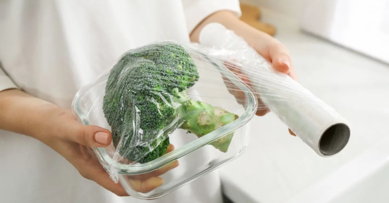 C'est une horreur, jetez-le : ce geste quotidien en cuisine est très dangereux pour votre santé