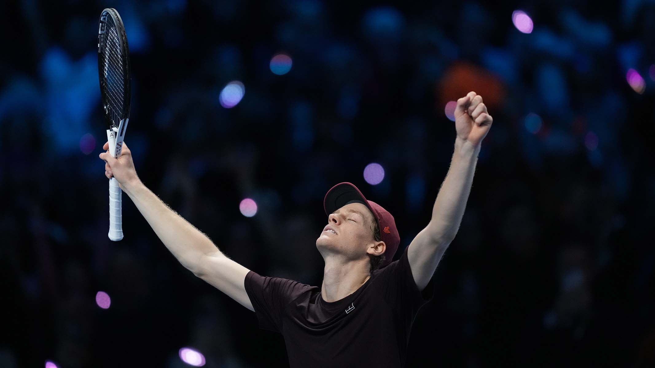 Jannik Sinner frappe un grand coup en battant Carlos Alcaraz en finale du Masters