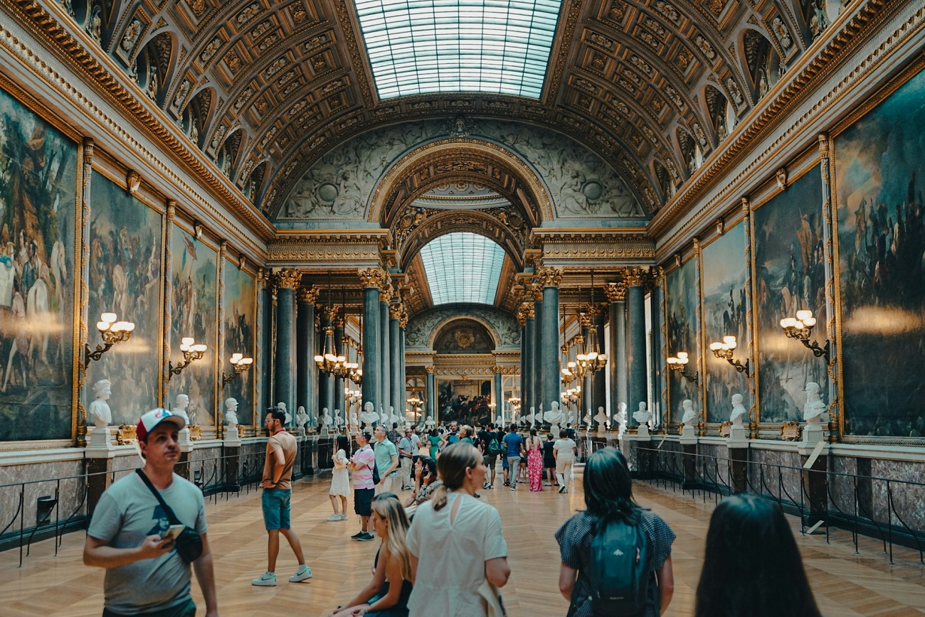 Deux tiktokeurs piégent le Louvre et accrochent leur œuvre à quelques mètres de Mona Lisa sous les yeux de la sécurité