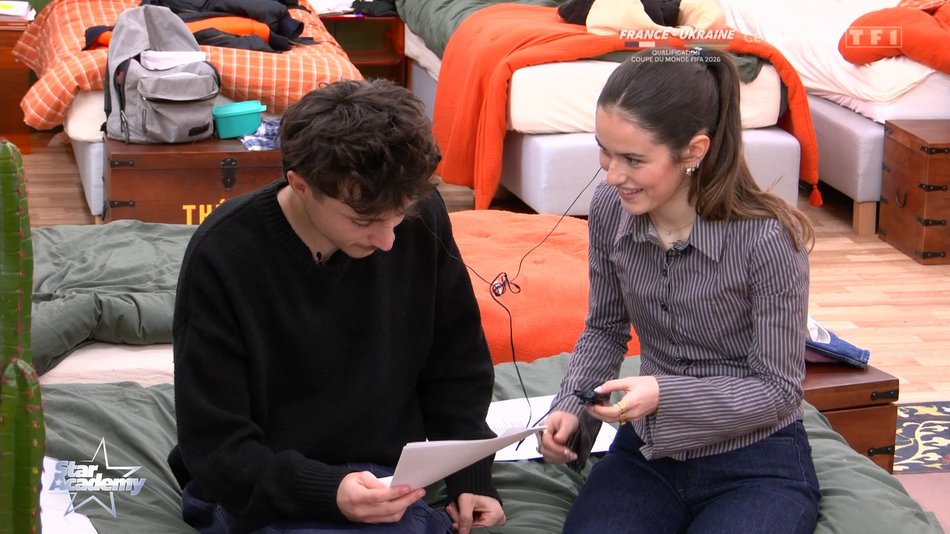 Star Academy : Léo et Jeanne main dans la main sur le canapé, la séquence de leur moment tendre fait le buzz