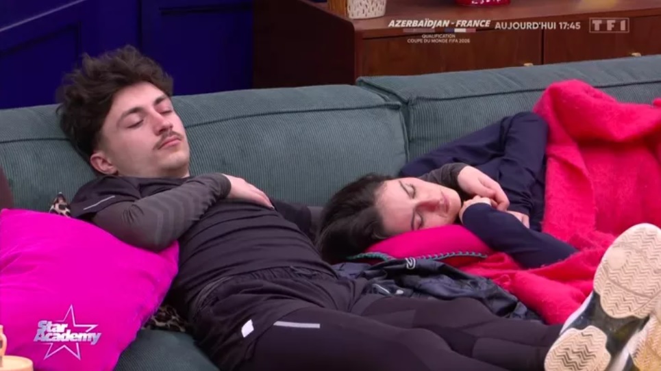Star Academy : Léo et Jeanne main dans la main sur le canapé, la séquence de leur moment tendre fait le buzz