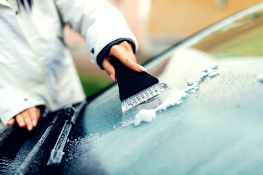 Dégivrer son pare-brise par grand froid : vpici les erreurs à éviter et les techniques vraiment efficaces pour aller plus vite