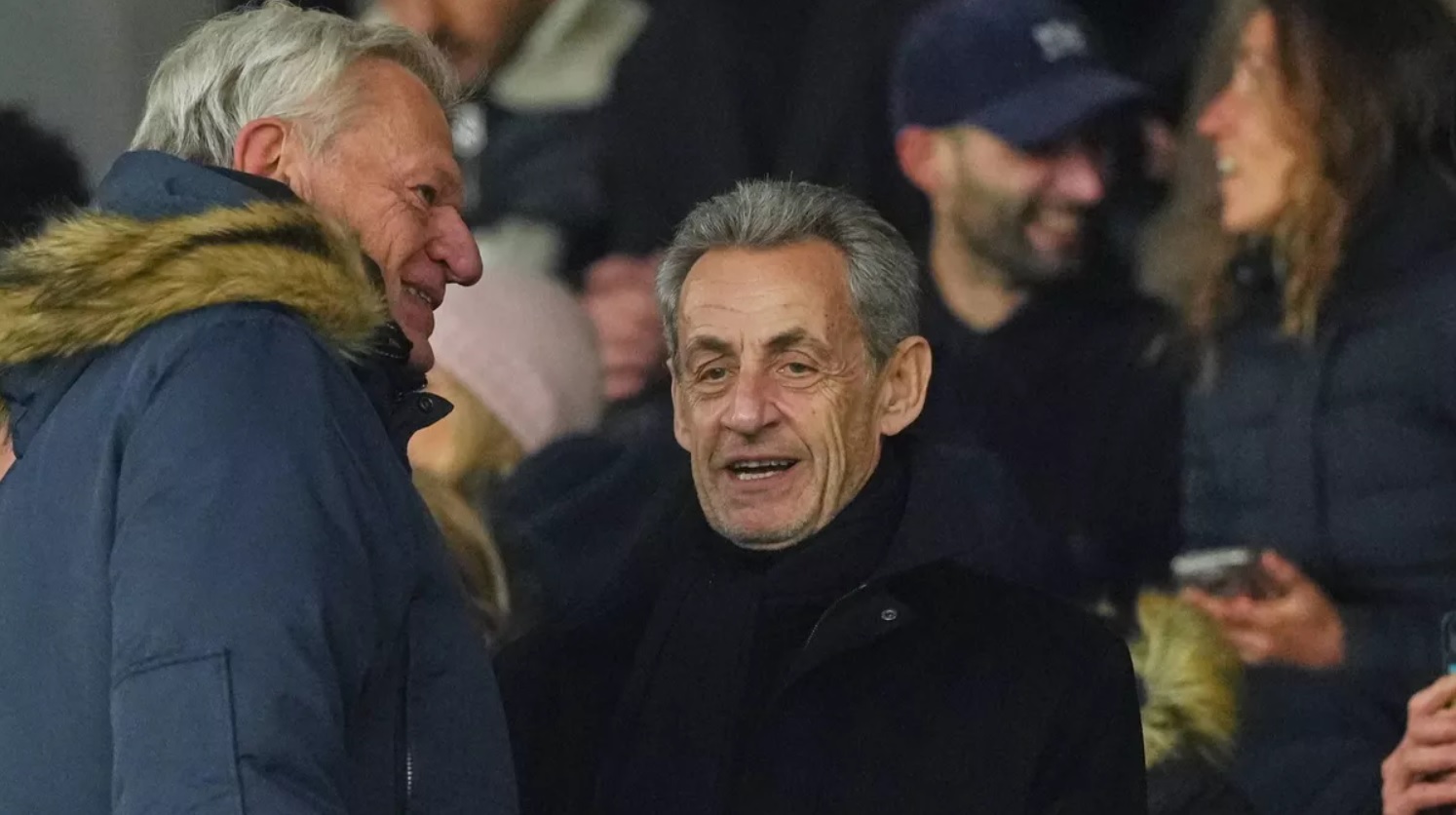 À peine libéré, Nicolas Sarkozy retourne au stade sous les yeux attendris de Carla Bruni