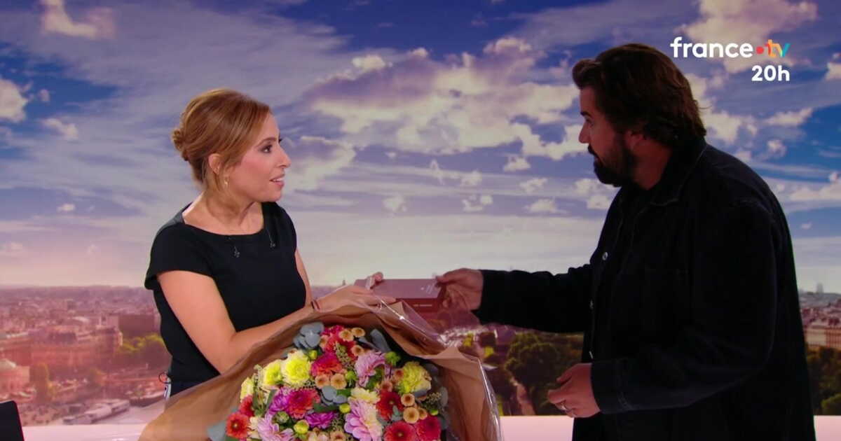 Artus surprend Léa Salamé avec un cadeau et... un tacle en direct au 20h de France 2
