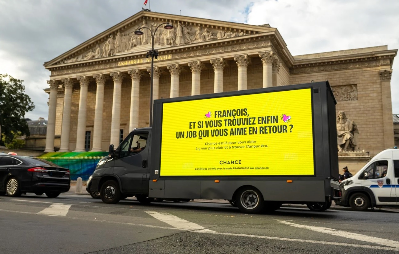 Le coup de pub osé d'une marque qui trolle François Bayrou jusque devant l'Assemblée nationale