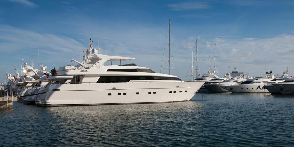 Il a dû regagner la côte à la nage : flambant neuf, son yacht chavire en 15 minutes