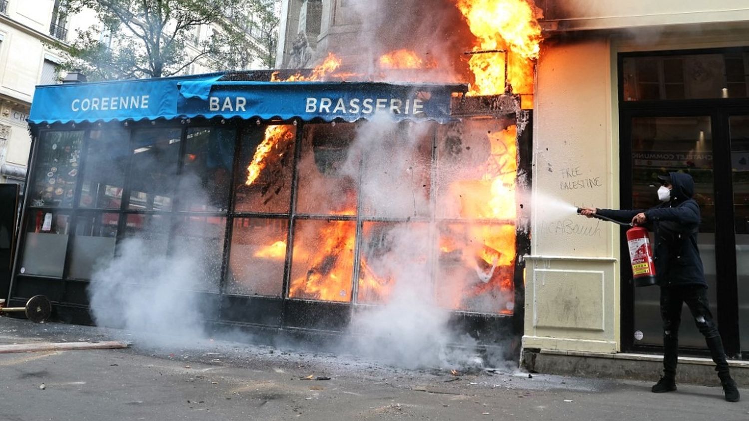 Vidéo : un feu ravage la façade d'un restaurant et d’un immeuble lors de la mobilisation Bloquons tout