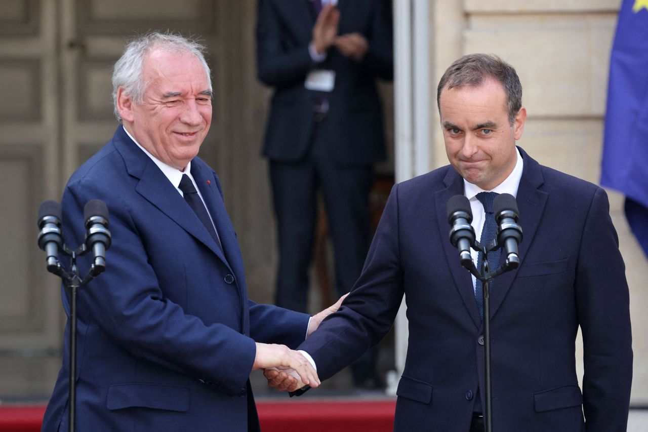 Mon aide vous est acquise, promet François Bayrou à Sébastien Lecornu lors de la passation de pouvoir