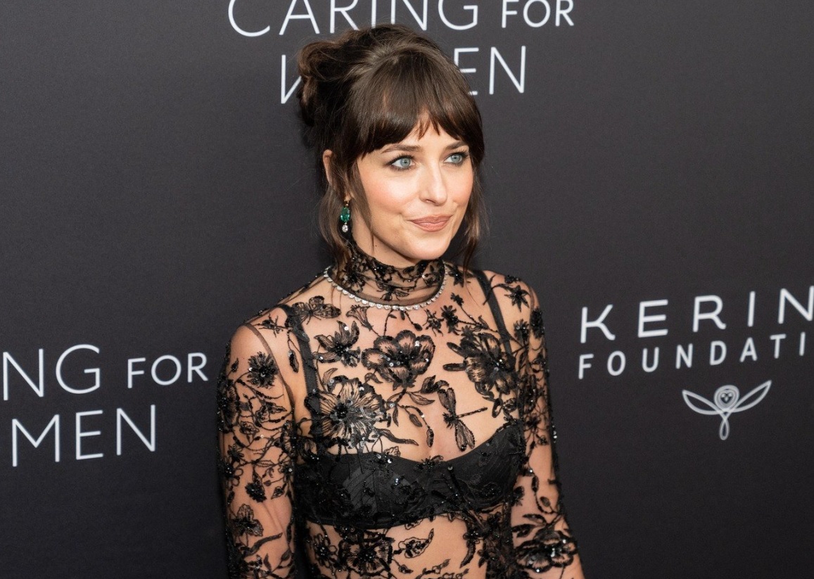 Quasi nue en dentelle, le look sexy de Dakota Johnson enflamme le tapis rouge new-yorkais