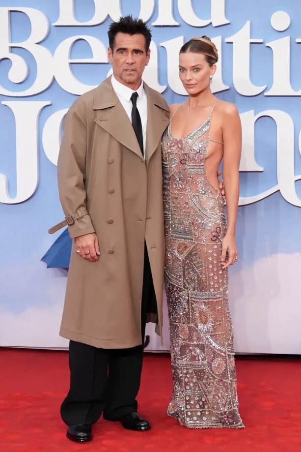 Après son congé maternité, Margot Robbie électrise Londres dans une robe bijou transparente signée Armani