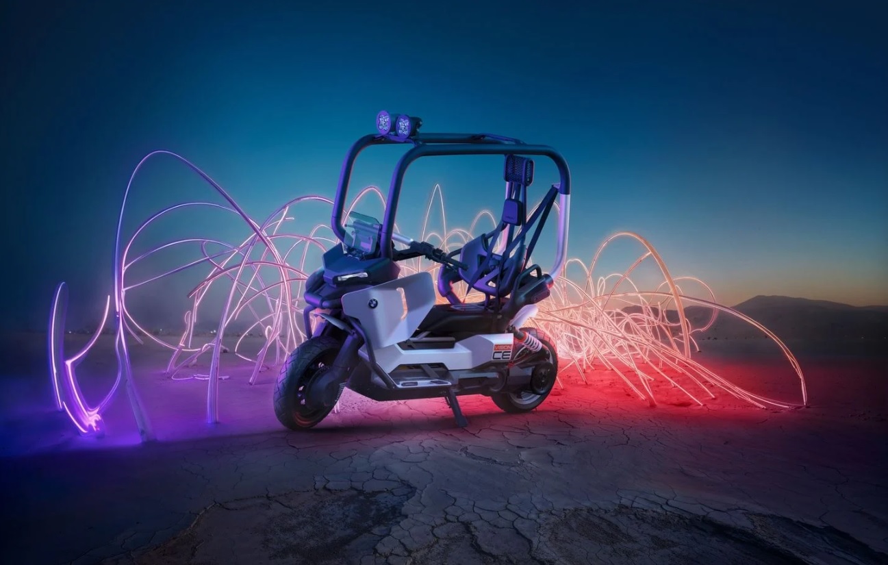 BMW crée la surprise en présentant un scooter électrique sans casque au design futuriste
